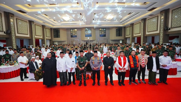 Kapolri dan Panglima TNI Hadiri Doa Bersama di Jatim