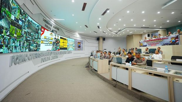 Kapolri Tinjau Command Center Polda Jatim