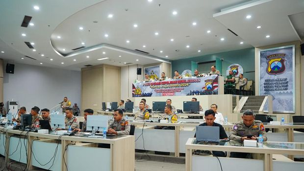 Kapolri Tinjau Command Center Polda Jatim