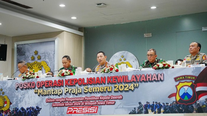 Kapolri Tinjau Command Center Polda Jatim