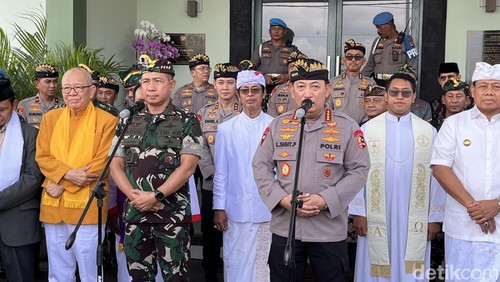 Kapolri Listyo Sigit Prabowo usai menghadiri doa bersama lintas agama di GOR Yudomo Prajaraksaka, Denpasar pada Selasa (19/11/2024). (Ida Bagus Putu Mahendra/detikBali)