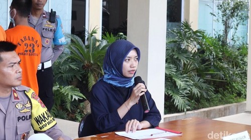 Kasat Reskrim Polres Lombok Tengah Iptu Luk Luk Il Maqnun saat konferensi pers di Mapolres Lombok Tengah. (Edi Suryansyah/detikBali)