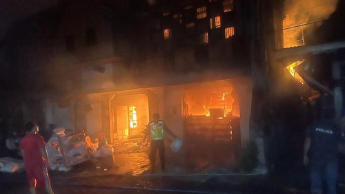 Kebakaran hanguskan ruko dan gudang pakan ternak di Kecamatan Penebel, Tabanan pada Senin (18/11/2024) malam. (Istimewa/Polsek Penebel)