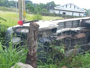 Hindari Pemotor, Mobil Gran Max Terguling Masuk Parit di Pedan Klaten