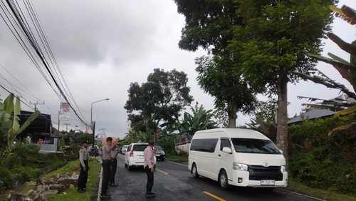Anggota Polsek Baturiti olah TKP kecelakaan di Jalan Denpasar-Singaraja.