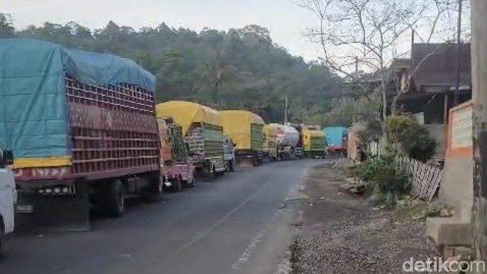 Kemacetan di Jalan Poros Maros-Bone.