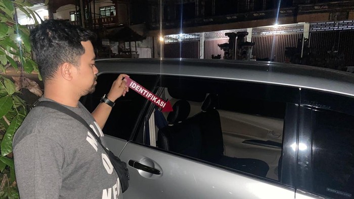 Tim Opsnal Reskrim Polsek Kota Tabanan saat melakukan olah TKP kasus pencurian keprok kaca, Sabtu (16/11/2024) malam.