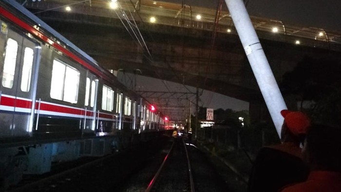 Kereta api tersangkut kabel imbas tiang miring (dok istimewa)