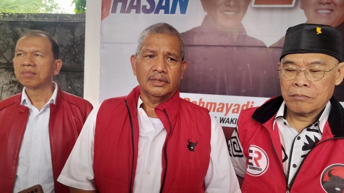 Keterangan foto: Sekretaris DPD PDIP Sumut Sutarto (tengah) (Nizar Aldi/detikSumut)