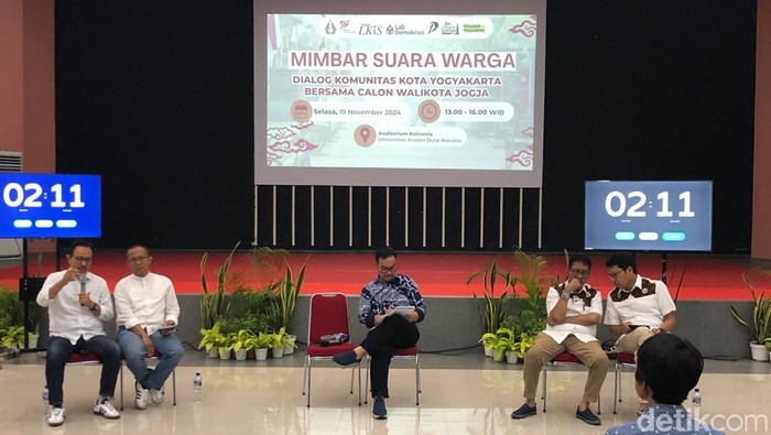Ketiga pasangan Calon (Paslon) wali Kota dan wakil wali kota Jogja dihadirkan dalam Mimbar Suara Warga di kampus UKDW, Selasa (19/11/2024).