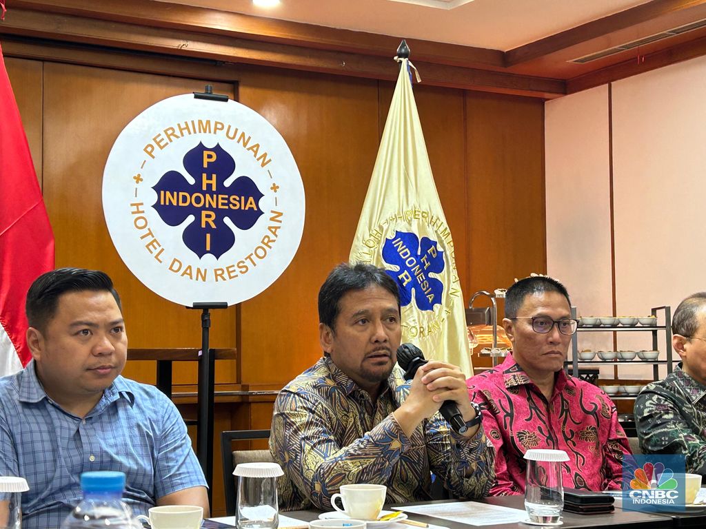 Ketua Umum Perhimpunan Hotel dan Restoran Indonesia (PHRI), Hariyadi Sukamdani saat Konferensi Pers di Hotel Grand Sahid Jakarta, Selasa (19/11/2024). (CNBC Indonesia/Martyasari Rizky)