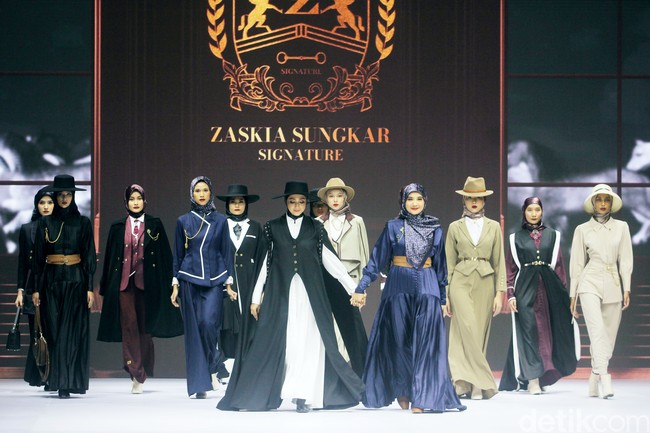 Inilah koleksi terbaru brand Zaskia Zungkar Signature, di ajang Jakarta Fashion Week 2025, bertempat di City Hall, Pondok Indah mall 3, Jakarta Selatan, Jumat [25/10/2024]. Foto: Mohammad Abduh/detikcom.