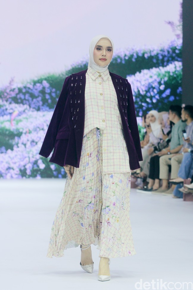 Fashion show koleksi terbaru Brand modest SHI by Shireen Sungkar di Jakarta Fashion Week 2025, City Hall, Pondok Indah mall 3, Jakarta Selatan. Shireen menghadirkan koleksi yang terinspirasi taman bunga di Istana Versailles, Prancis. Koleksi busananya hadir dalam warna-warna pastel cerah, rumbai, pita, dan hiasan bunga-bunga cantik. Foto: Mohammad Abduh/detikcom.