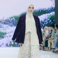 Fashion show koleksi terbaru Brand modest SHI by Shireen Sungkar di Jakarta Fashion Week 2025, City Hall, Pondok Indah mall 3, Jakarta Selatan. Shireen menghadirkan koleksi yang terinspirasi taman bunga di Istana Versailles, Prancis. Koleksi busananya hadir dalam warna-warna pastel cerah, rumbai, pita, dan hiasan bunga-bunga cantik. Foto: Mohammad Abduh/detikcom.
