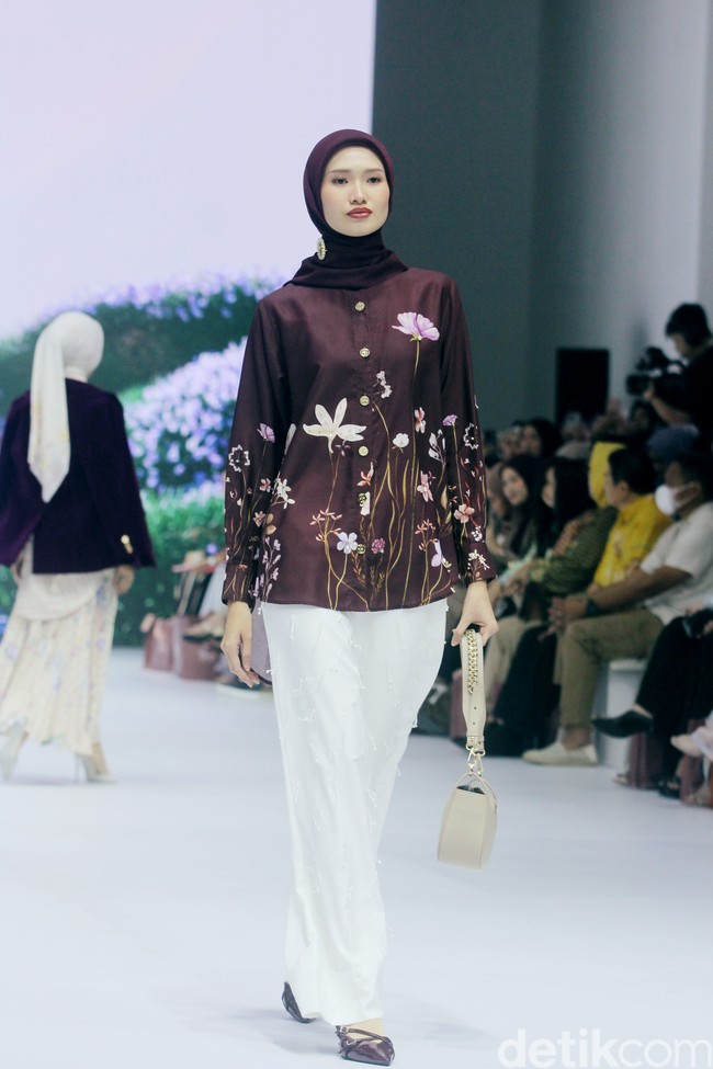Fashion show koleksi terbaru Brand modest SHI by Shireen Sungkar di Jakarta Fashion Week 2025, City Hall, Pondok Indah mall 3, Jakarta Selatan. Shireen menghadirkan koleksi yang terinspirasi taman bunga di Istana Versailles, Prancis. Koleksi busananya hadir dalam warna-warna pastel cerah, rumbai, pita, dan hiasan bunga-bunga cantik. Foto: Mohammad Abduh/detikcom.