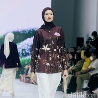 Fashion show koleksi terbaru Brand modest SHI by Shireen Sungkar di Jakarta Fashion Week 2025, City Hall, Pondok Indah mall 3, Jakarta Selatan. Shireen menghadirkan koleksi yang terinspirasi taman bunga di Istana Versailles, Prancis. Koleksi busananya hadir dalam warna-warna pastel cerah, rumbai, pita, dan hiasan bunga-bunga cantik. Foto: Mohammad Abduh/detikcom.