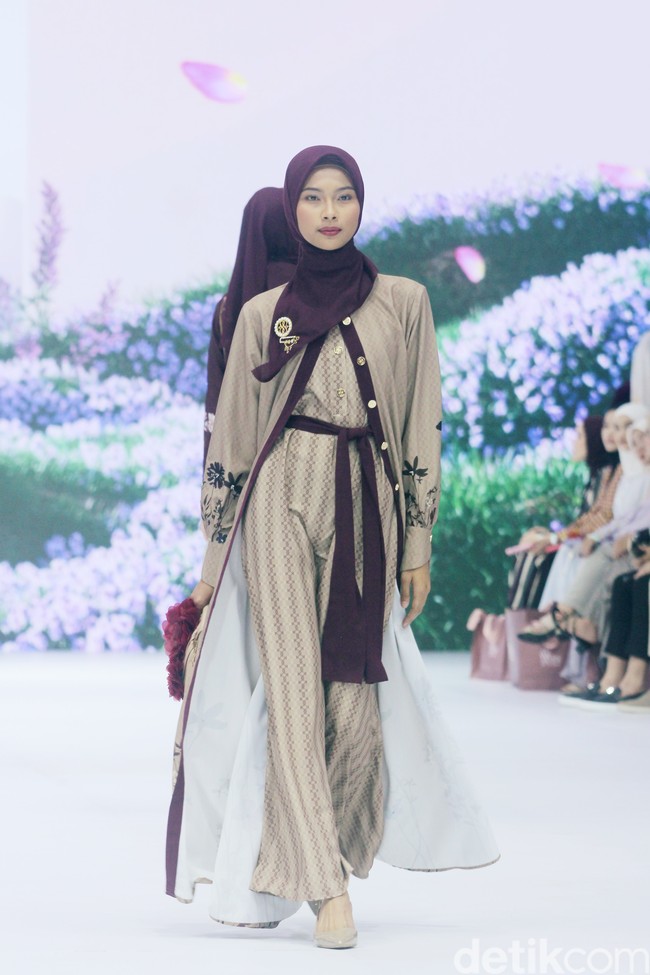 Fashion show koleksi terbaru Brand modest SHI by Shireen Sungkar di Jakarta Fashion Week 2025, City Hall, Pondok Indah mall 3, Jakarta Selatan. Shireen menghadirkan koleksi yang terinspirasi taman bunga di Istana Versailles, Prancis. Koleksi busananya hadir dalam warna-warna pastel cerah, rumbai, pita, dan hiasan bunga-bunga cantik. Foto: Mohammad Abduh/detikcom.