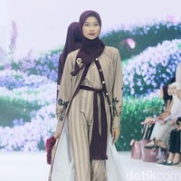 Fashion show koleksi terbaru Brand modest SHI by Shireen Sungkar di Jakarta Fashion Week 2025, City Hall, Pondok Indah mall 3, Jakarta Selatan. Shireen menghadirkan koleksi yang terinspirasi taman bunga di Istana Versailles, Prancis. Koleksi busananya hadir dalam warna-warna pastel cerah, rumbai, pita, dan hiasan bunga-bunga cantik. Foto: Mohammad Abduh/detikcom.