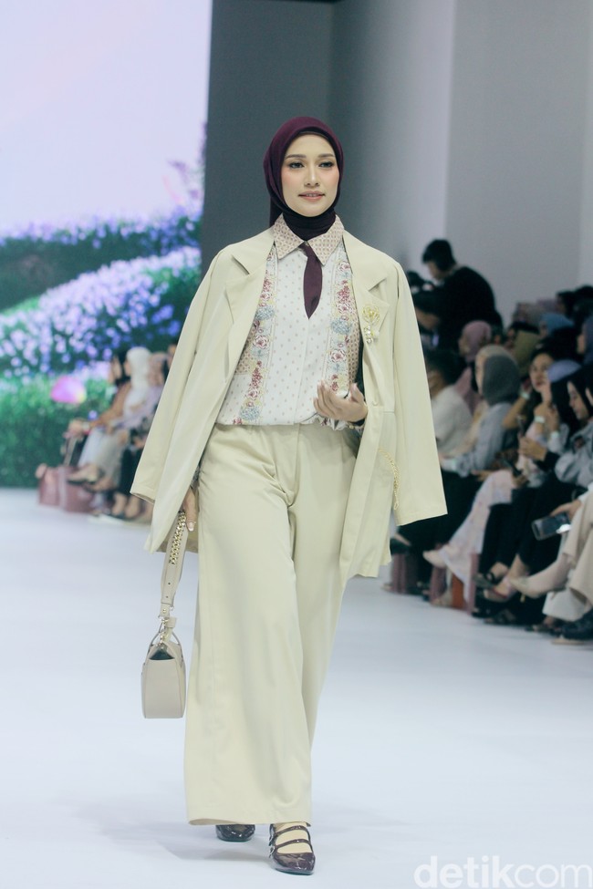 Fashion show koleksi terbaru Brand modest SHI by Shireen Sungkar di Jakarta Fashion Week 2025, City Hall, Pondok Indah mall 3, Jakarta Selatan. Shireen menghadirkan koleksi yang terinspirasi taman bunga di Istana Versailles, Prancis. Koleksi busananya hadir dalam warna-warna pastel cerah, rumbai, pita, dan hiasan bunga-bunga cantik.  Foto: Mohammad Abduh/detikcom.