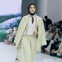 Fashion show koleksi terbaru Brand modest SHI by Shireen Sungkar di Jakarta Fashion Week 2025, City Hall, Pondok Indah mall 3, Jakarta Selatan. Shireen menghadirkan koleksi yang terinspirasi taman bunga di Istana Versailles, Prancis. Koleksi busananya hadir dalam warna-warna pastel cerah, rumbai, pita, dan hiasan bunga-bunga cantik.  Foto: Mohammad Abduh/detikcom.