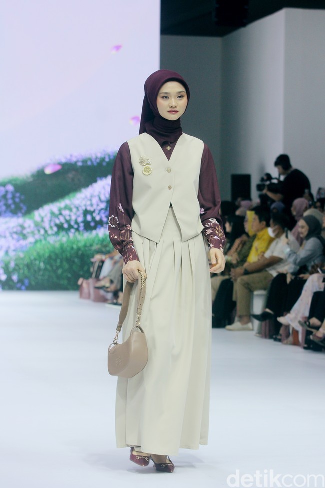 Fashion show koleksi terbaru Brand modest SHI by Shireen Sungkar di Jakarta Fashion Week 2025, City Hall, Pondok Indah mall 3, Jakarta Selatan. Shireen menghadirkan koleksi yang terinspirasi taman bunga di Istana Versailles, Prancis. Koleksi busananya hadir dalam warna-warna pastel cerah, rumbai, pita, dan hiasan bunga-bunga cantik. Foto: Mohammad Abduh/detikcom.
