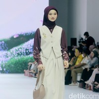 Fashion show koleksi terbaru Brand modest SHI by Shireen Sungkar di Jakarta Fashion Week 2025, City Hall, Pondok Indah mall 3, Jakarta Selatan. Shireen menghadirkan koleksi yang terinspirasi taman bunga di Istana Versailles, Prancis. Koleksi busananya hadir dalam warna-warna pastel cerah, rumbai, pita, dan hiasan bunga-bunga cantik. Foto: Mohammad Abduh/detikcom.