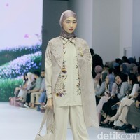 Fashion show koleksi terbaru Brand modest SHI by Shireen Sungkar di Jakarta Fashion Week 2025, City Hall, Pondok Indah mall 3, Jakarta Selatan. Shireen menghadirkan koleksi yang terinspirasi taman bunga di Istana Versailles, Prancis. Koleksi busananya hadir dalam warna-warna pastel cerah, rumbai, pita, dan hiasan bunga-bunga cantik.  Foto: Mohammad Abduh/detikcom.