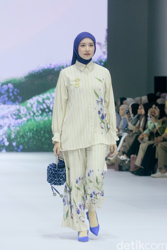 Fashion show koleksi terbaru Brand modest SHI by Shireen Sungkar di Jakarta Fashion Week 2025, City Hall, Pondok Indah mall 3, Jakarta Selatan. Shireen menghadirkan koleksi yang terinspirasi taman bunga di Istana Versailles, Prancis. Koleksi busananya hadir dalam warna-warna pastel cerah, rumbai, pita, dan hiasan bunga-bunga cantik. Foto: Mohammad Abduh/detikcom.
