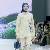 Fashion show koleksi terbaru Brand modest SHI by Shireen Sungkar di Jakarta Fashion Week 2025, City Hall, Pondok Indah mall 3, Jakarta Selatan. Shireen menghadirkan koleksi yang terinspirasi taman bunga di Istana Versailles, Prancis. Koleksi busananya hadir dalam warna-warna pastel cerah, rumbai, pita, dan hiasan bunga-bunga cantik. Foto: Mohammad Abduh/detikcom.