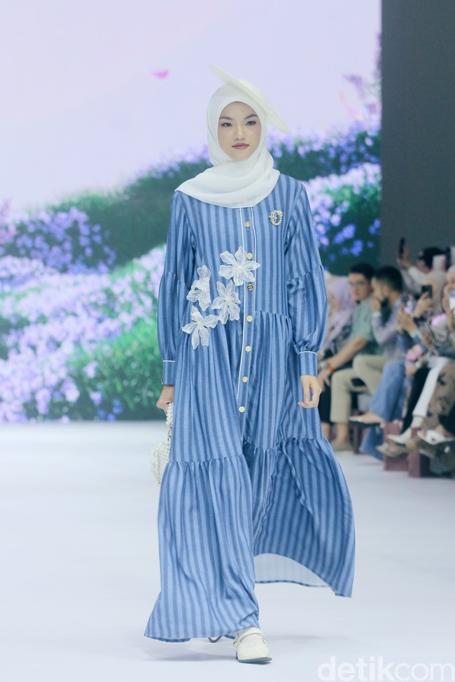 Fashion show koleksi terbaru Brand modest SHI by Shireen Sungkar di Jakarta Fashion Week 2025, City Hall, Pondok Indah mall 3, Jakarta Selatan. Shireen menghadirkan koleksi yang terinspirasi taman bunga di Istana Versailles, Prancis. Koleksi busananya hadir dalam warna-warna pastel cerah, rumbai, pita, dan hiasan bunga-bunga cantik.  Foto: Mohammad Abduh/detikcom.