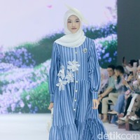 Fashion show koleksi terbaru Brand modest SHI by Shireen Sungkar di Jakarta Fashion Week 2025, City Hall, Pondok Indah mall 3, Jakarta Selatan. Shireen menghadirkan koleksi yang terinspirasi taman bunga di Istana Versailles, Prancis. Koleksi busananya hadir dalam warna-warna pastel cerah, rumbai, pita, dan hiasan bunga-bunga cantik.  Foto: Mohammad Abduh/detikcom.