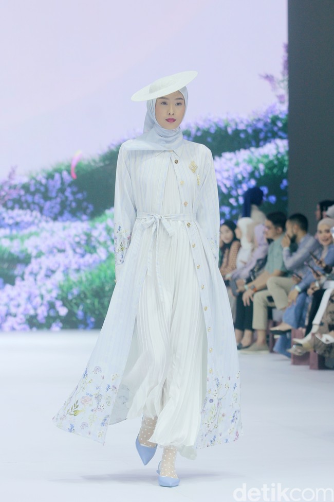 Fashion show koleksi terbaru Brand modest SHI by Shireen Sungkar di Jakarta Fashion Week 2025, City Hall, Pondok Indah mall 3, Jakarta Selatan. Shireen menghadirkan koleksi yang terinspirasi taman bunga di Istana Versailles, Prancis. Koleksi busananya hadir dalam warna-warna pastel cerah, rumbai, pita, dan hiasan bunga-bunga cantik. Foto: Mohammad Abduh/detikcom.