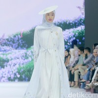 Fashion show koleksi terbaru Brand modest SHI by Shireen Sungkar di Jakarta Fashion Week 2025, City Hall, Pondok Indah mall 3, Jakarta Selatan. Shireen menghadirkan koleksi yang terinspirasi taman bunga di Istana Versailles, Prancis. Koleksi busananya hadir dalam warna-warna pastel cerah, rumbai, pita, dan hiasan bunga-bunga cantik. Foto: Mohammad Abduh/detikcom.