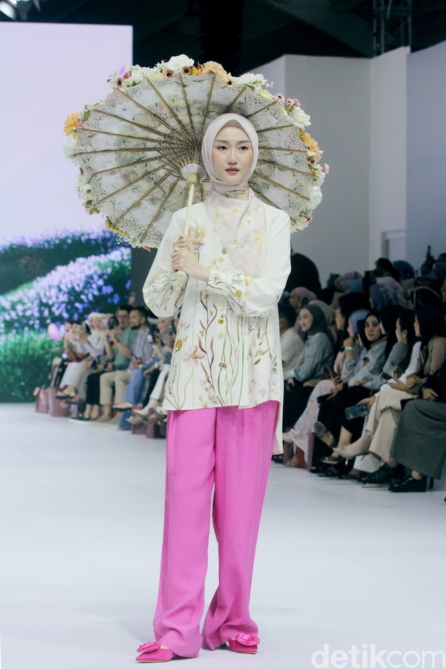 Fashion show koleksi terbaru Brand modest SHI by Shireen Sungkar di Jakarta Fashion Week 2025, City Hall, Pondok Indah mall 3, Jakarta Selatan. Shireen menghadirkan koleksi yang terinspirasi taman bunga di Istana Versailles, Prancis. Koleksi busananya hadir dalam warna-warna pastel cerah, rumbai, pita, dan hiasan bunga-bunga cantik. Foto: Mohammad Abduh/detikcom.