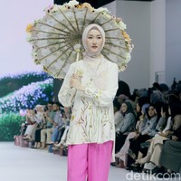Fashion show koleksi terbaru Brand modest SHI by Shireen Sungkar di Jakarta Fashion Week 2025, City Hall, Pondok Indah mall 3, Jakarta Selatan. Shireen menghadirkan koleksi yang terinspirasi taman bunga di Istana Versailles, Prancis. Koleksi busananya hadir dalam warna-warna pastel cerah, rumbai, pita, dan hiasan bunga-bunga cantik. Foto: Mohammad Abduh/detikcom.
