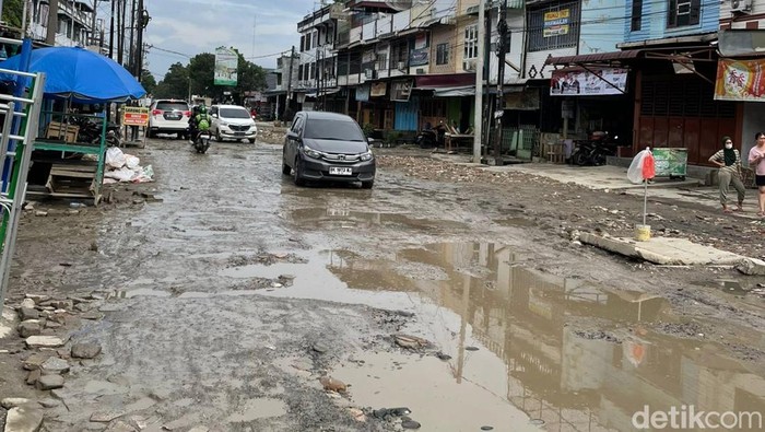 Kondisi Jalan Sunggal Medan yang rusak parah. (M Hasbi/detikcom)