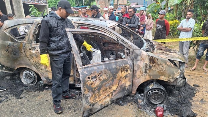 Kondisi mobil milik Muhammad Nazir, salah satu timses Cabup Aceh Timur yang diduga dibakar. (dok. Polres Aceh Timur)