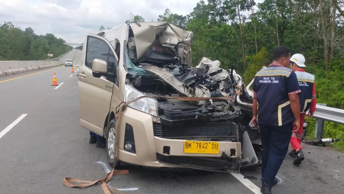 Kondisi mobil tavel usai kecelakaan di Tol Pekanbaru-Dumai. (Dok Ditlantas Polda Riau)