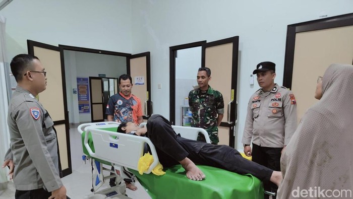 Korban tersambar petir tengah menjalani pemeriksaan di Puskesmas Kerjo, Karanganyar, Selasa (19/11/2024).
