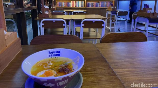 Kyuka Ramen di Ruko Amsterdam Blok I No. 1-2, Jalan Boulevard Grand Kota Bintang, Kelurahan Jakasampurna, Kecamatan Kalimalang, Bekasi Barat, Jawa Barat kedai ramen dengan nuansa kelas di sekolah Jepang.