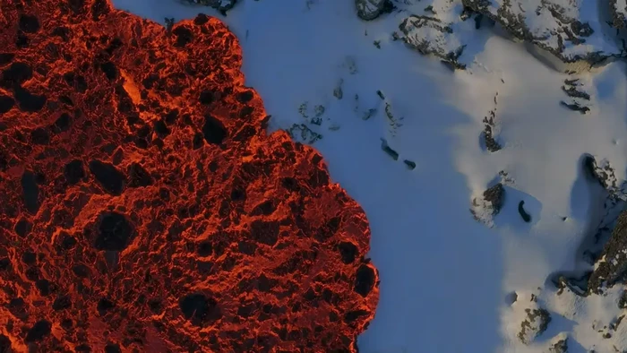 Sebuah rekaman video luar biasa menunjukkan pertemuan lava dan salju saat batuan cair dari gunung berapi Islandia merayap di medan bersalju.