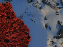 Video Menakjubkan Lahar Mengalir di Atas Salju di Islandia