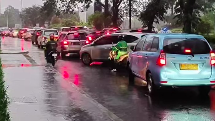 Lalu lintas terdampak setelah hujan deras di Jakarta mereda. Seorang warga bercerita menghabiskan 3 jam perjalanan dari Jakbar menuju Bekasi. (dok Pribadi/Odit)