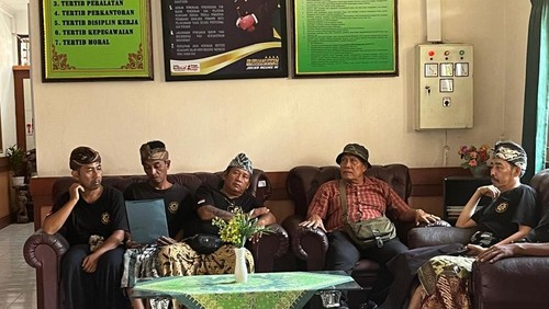LSM Generasi Tanpa Batas mendatangi Kejari Buleleng, Selasa (19/11/2024) ihwal tuntutan ringan Perbekel Pengastulan yang hanya dituntut satu tahun penjara. (Wijaya Kusuma/detikBali)