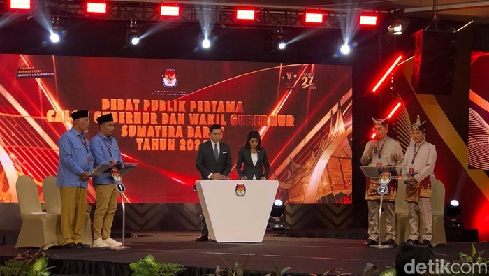 Mahyeldi-Vasko Ruseimy dan Epyardi Asda-Ekos Albar saat debat pertama Pilgub Sumbar 2024 yang digelar KPU Sumbar. (M. Afdal Afrianto/detikSumut)