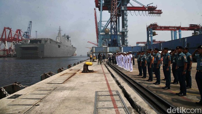 Melihat Lebih Dekat Kapal HMAS Adelaide Australia Kapal HMAS Adelaide milik Angkatan Pertahanan Australia (ADF) bersandar di Pelabuhan Tanjung Priok, Jakarta Utara, Selasa (19/11/2024).