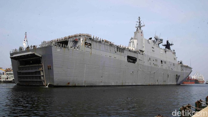 Kapal HMAS Adelaide milik Angkatan Pertahanan Australia (ADF) bersandar di Pelabuhan Tanjung Priok, Jakarta Utara, Selasa (19/11/2024).