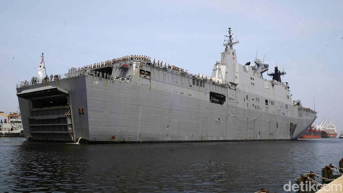 Melihat Lebih Dekat Kapal HMAS Adelaide Australia Kapal HMAS Adelaide milik Angkatan Pertahanan Australia (ADF) bersandar di Pelabuhan Tanjung Priok, Jakarta Utara, Selasa (19/11/2024).