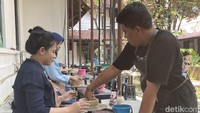 Akhir pekan ini, saatnya kamu mencari pengalaman yang berbeda dan lebih menyenangkan, seperti membuat gerabah bersama pasangan. Kalian bisa mencoba kelas membuat gerabah di Museum Seni Rupa dan Keramik Jakarta. (Amalia/detikTravel)