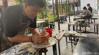 Pengunjung juga diberi kebebasan untuk berkreasi sesuai dengan imajinasi, baik itu membuat gelas, mangkok, piring, atau bentuk lainnya yang diinginkan. Jangan lupa, gerabah yang dibuat bersama pasangan dapat dibawa pulang sebagai kenang-kenangan lho. (Amalia/detikTravel)